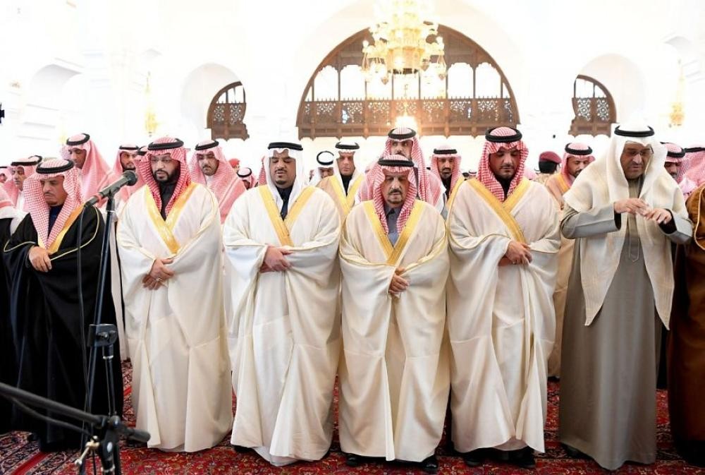 أميرالرياض يؤدي صلاة الميت على سعود الهلال