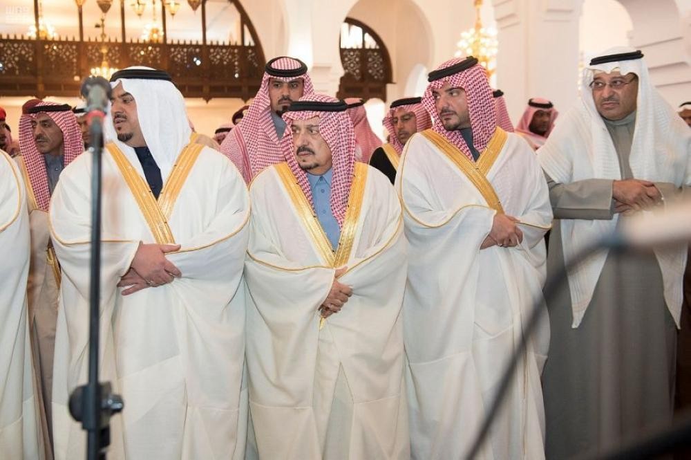 أميرالرياض يؤدي صلاة الميت على سعود الهلال