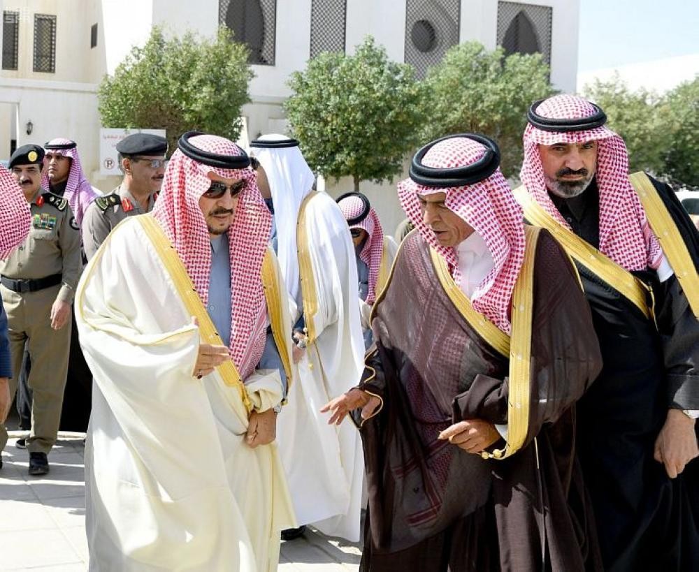 أميرالرياض يؤدي صلاة الميت على سعود الهلال