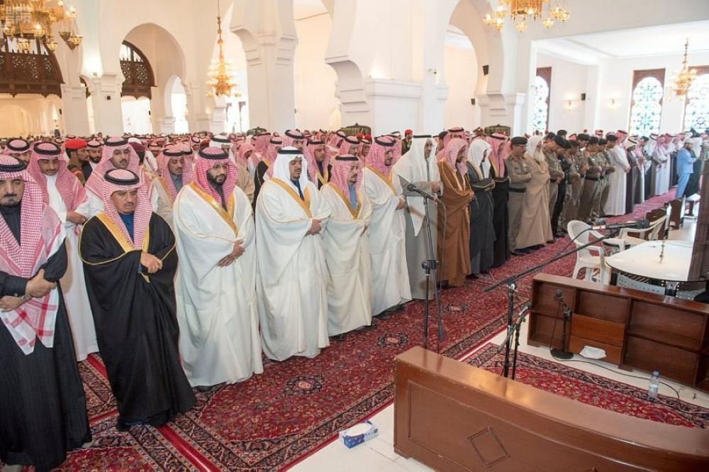 أميرالرياض يؤدي صلاة الميت على سعود الهلال