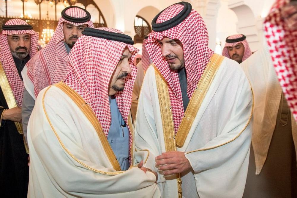 أميرالرياض يؤدي صلاة الميت على سعود الهلال