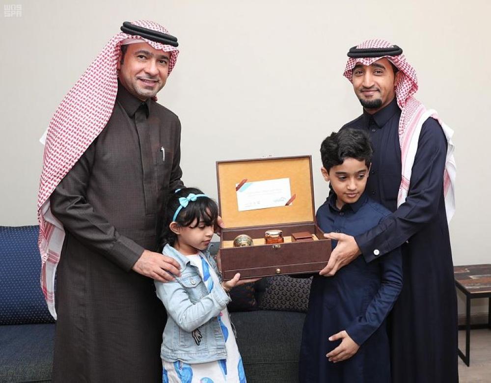 وزير الإسكان يسلم فلل 'الواجهة' بالدمام