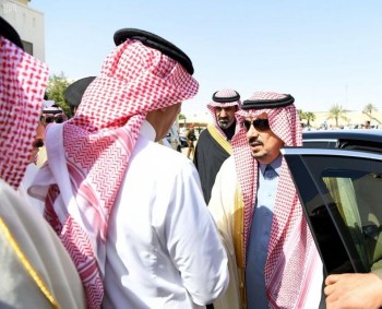 أميرالرياض يؤدي صلاة الميت على سعود الهلال