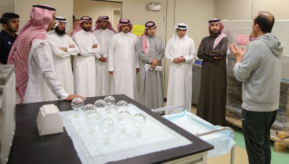 «الفواز» يطلع على مختبرات كلية علوم الرياضة 