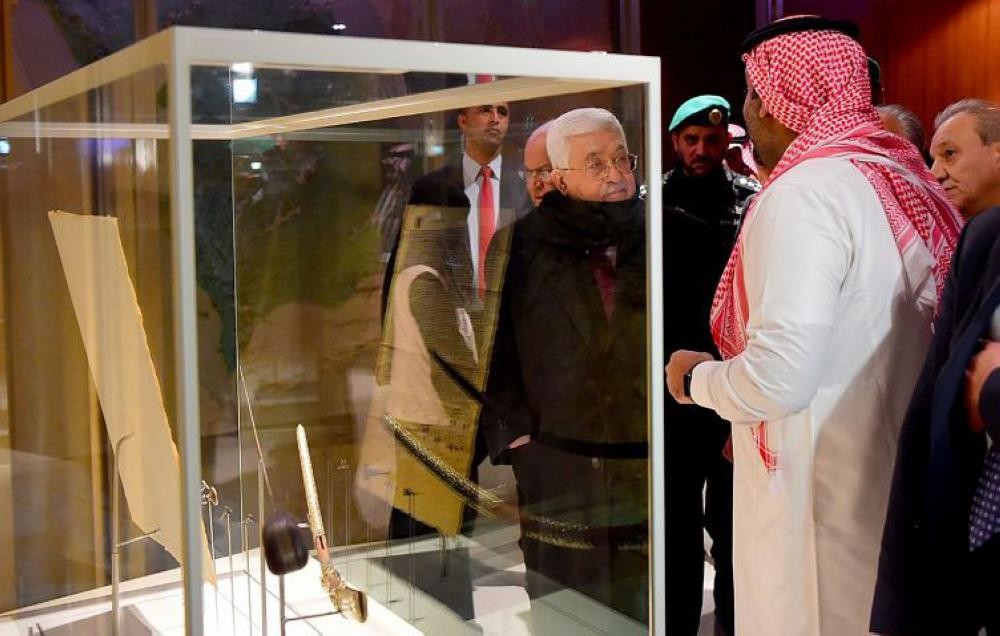 الرئيس الفلسطيني يزور حي الطريف التاريخي