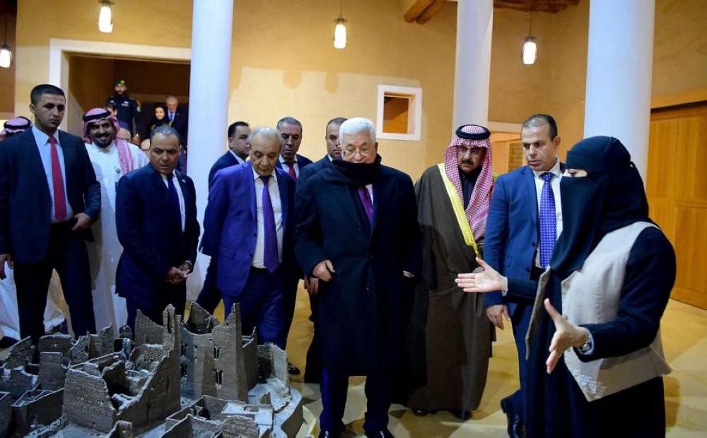 الرئيس الفلسطيني يزور حي الطريف التاريخي
