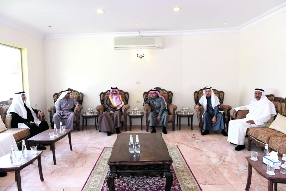 محافظ الأحساء يقدم واجب العزاء لأسرة الدلامي