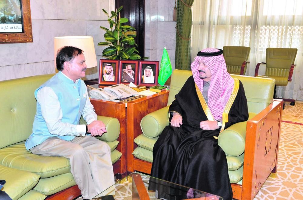 أمير الرياض يودع السفير الهندي