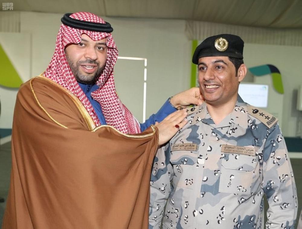 أمير الحدود الشمالية يقلد «العنزي» رتبته الجديدة