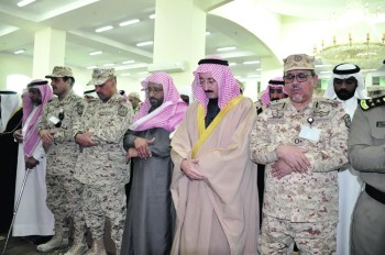 محافظ الأحساء يتقدم المصلين على الشهيد «الحربي»
