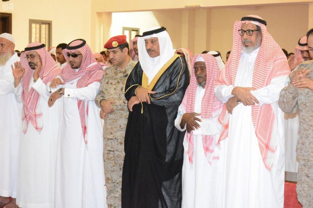 محافظ صامطة يؤدي صلاة الميت على الشهيد «الحمدي»