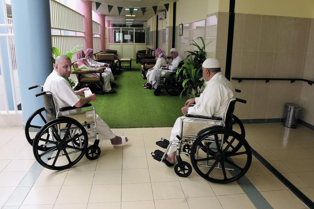 نزلاء دار «المسنين» حياة مليئة بالعبرات والخبرات