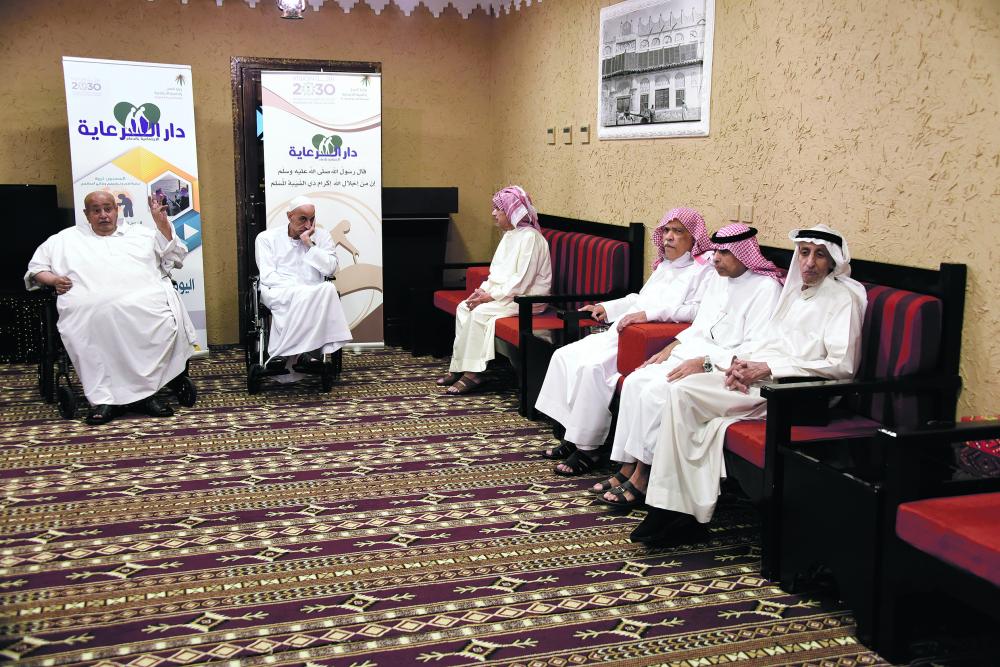 نزلاء دار «المسنين» حياة مليئة بالعبرات والخبرات