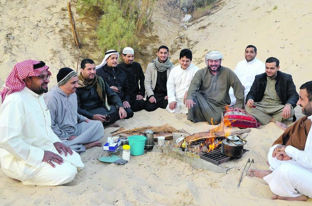 عشق الطبيعة والشاي يجمع الشباب حول «الضو»