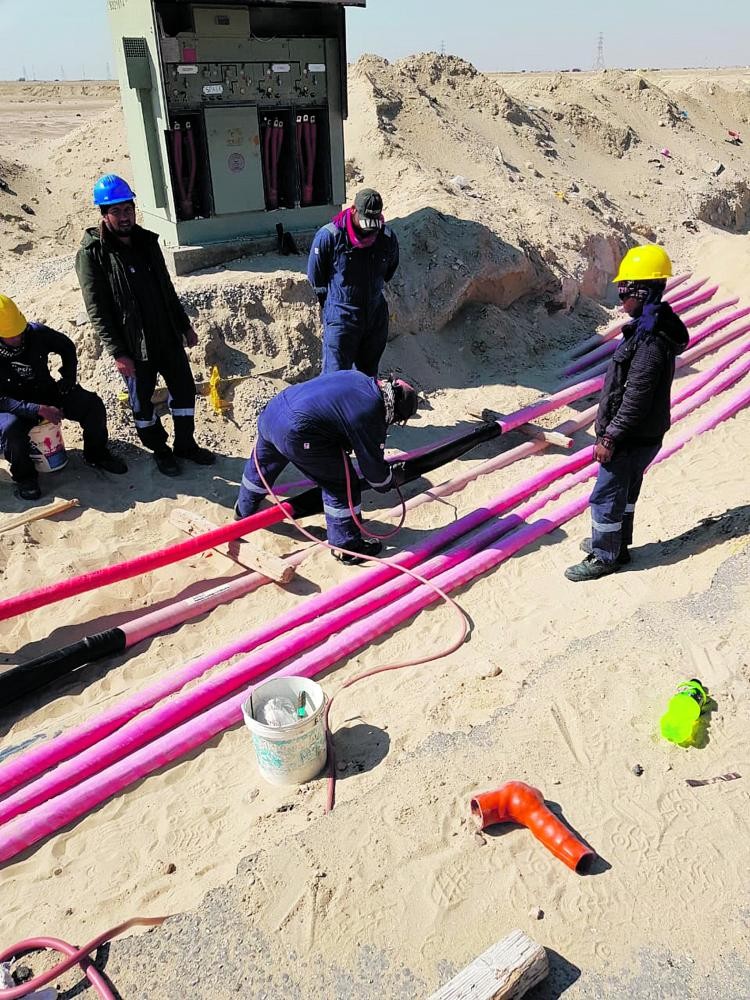 توصيل الكهرباء إلى منازل ضاحية الملك فهد بالجبيل