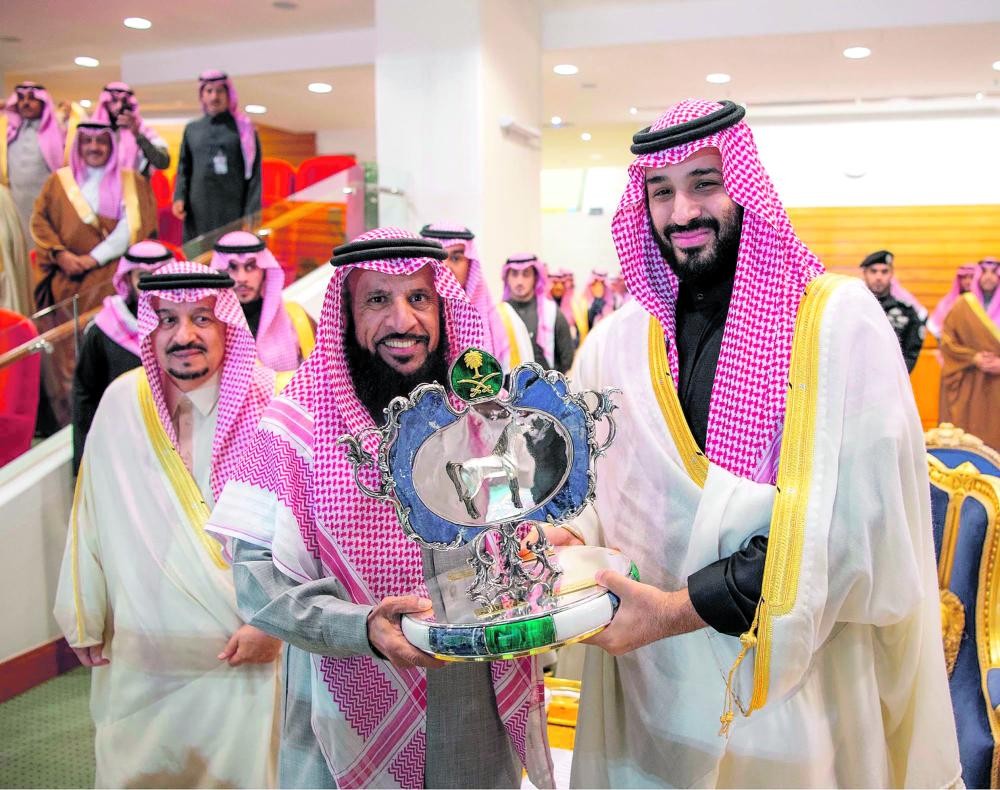 ولي العهد يسلم مالكي «النشاص» و«هيبو» كأسي سموه