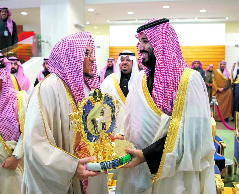 ولي العهد يسلم مالكي «النشاص» و«هيبو» كأسي سموه