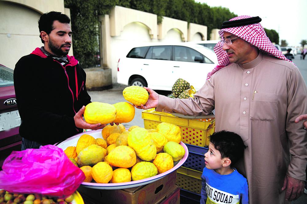 الأحسائيون يقاومون نزلات البرد بفاكهة «الترنج»