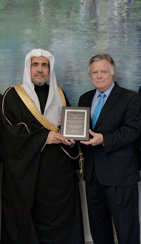 «العيسي» يحصل على جائزة «السلام العالمي للأديان»