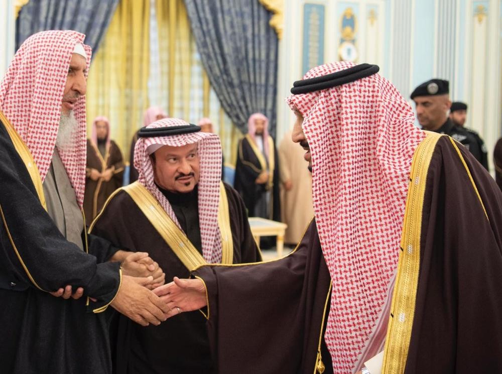 الملك يستقبل الأمراء والمفتي وجمعاً من المواطنين