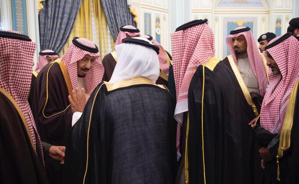 الملك يستقبل الأمراء والمفتي وجمعاً من المواطنين