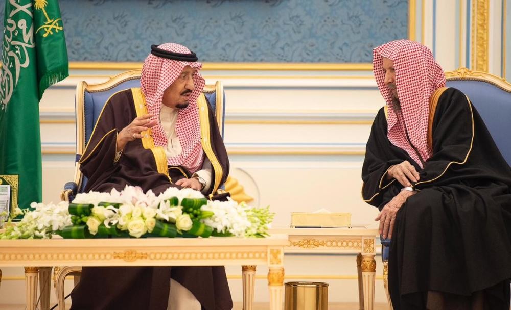 الملك يستقبل الأمراء والمفتي وجمعاً من المواطنين