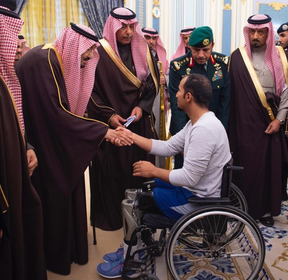 الملك يستقبل الأمراء والمفتي وجمعاً من المواطنين