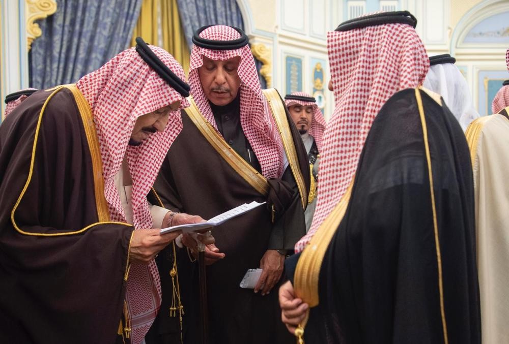 الملك يستقبل الأمراء والمفتي وجمعاً من المواطنين