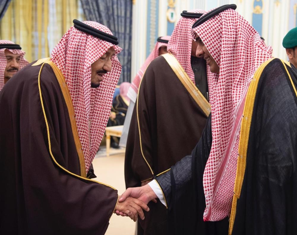 الملك يستقبل الأمراء والمفتي وجمعاً من المواطنين