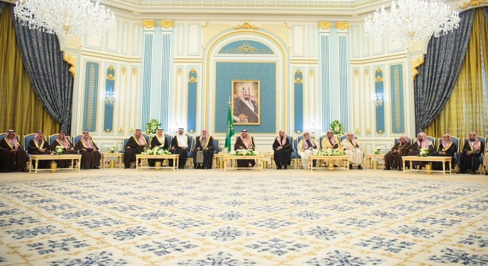 الملك يستقبل الأمراء والمفتي وجمعاً من المواطنين