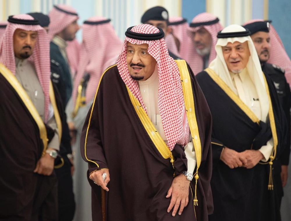 الملك يستقبل الأمراء والمفتي وجمعاً من المواطنين