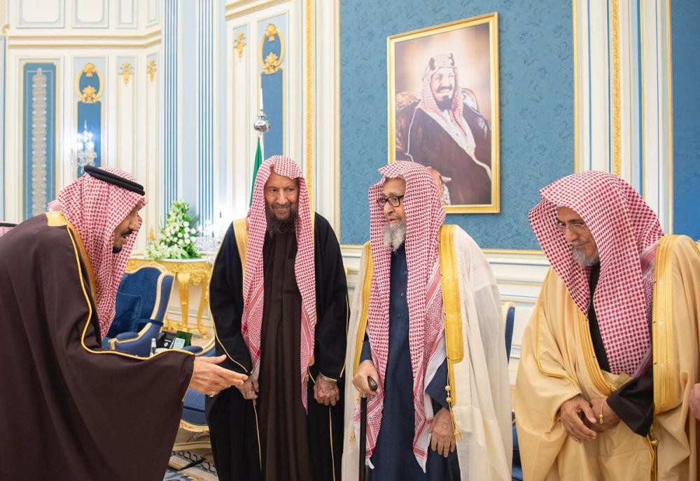 الملك يستقبل الأمراء والمفتي وجمعاً من المواطنين