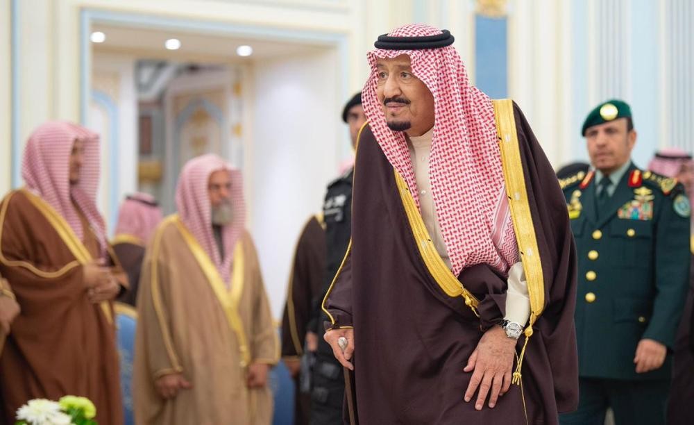 الملك يستقبل الأمراء والمفتي وجمعاً من المواطنين