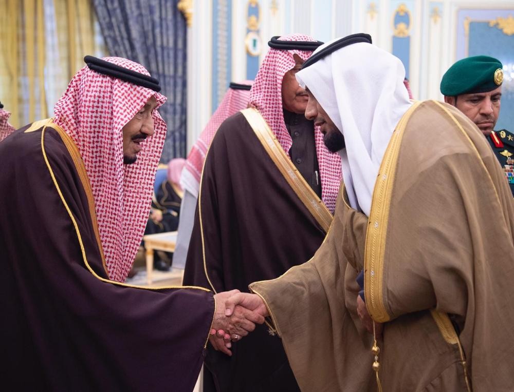 الملك يستقبل الأمراء والمفتي وجمعاً من المواطنين