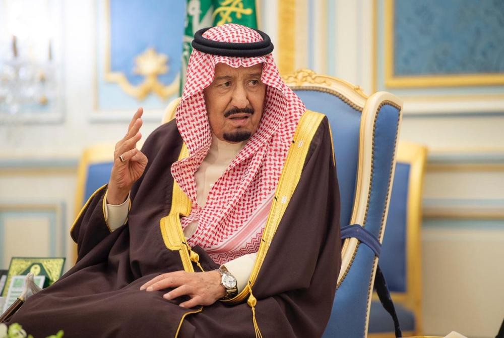 الملك يستقبل الأمراء والمفتي وجمعاً من المواطنين