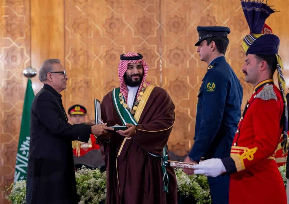 رئيس باكستان يستقبل ولي العهد