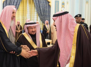 الملك يستقبل الأمراء والمفتي وجمعاً من المواطنين