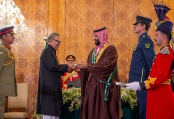 رئيس باكستان يستقبل ولي العهد