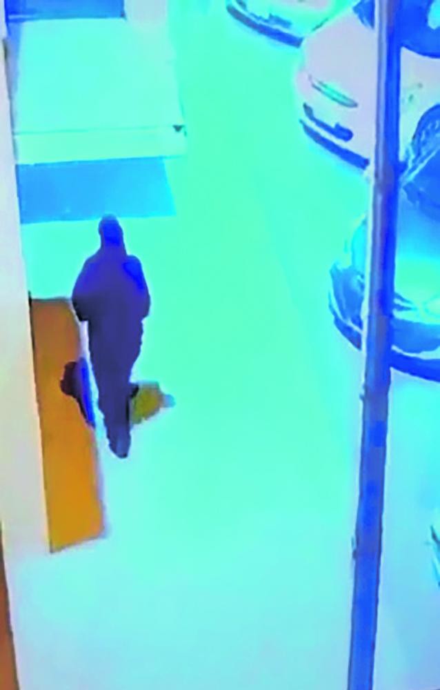 وضعت الرضيع أمام باب المسجد.. وهربت!