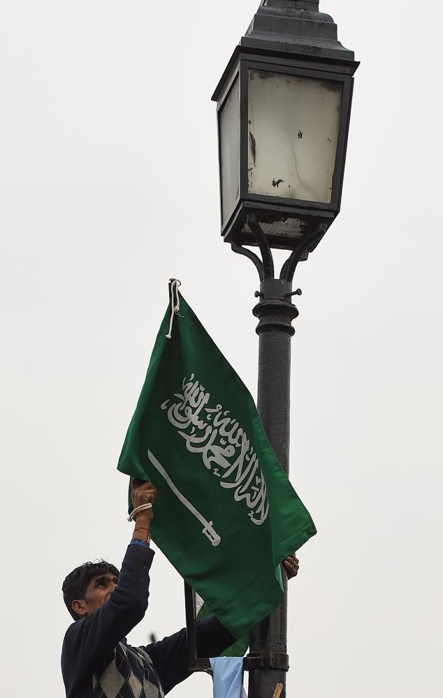 احتفاءً بزيارته .. نيودلهي تزدان بصور ولى العهد