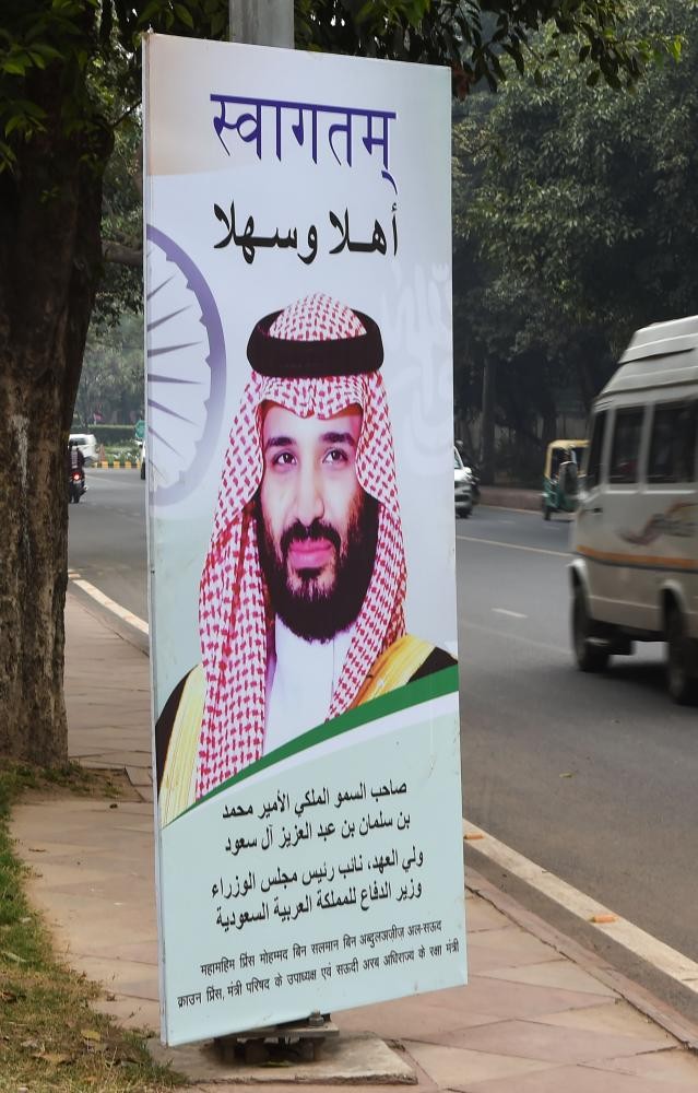 احتفاءً بزيارته .. نيودلهي تزدان بصور ولى العهد