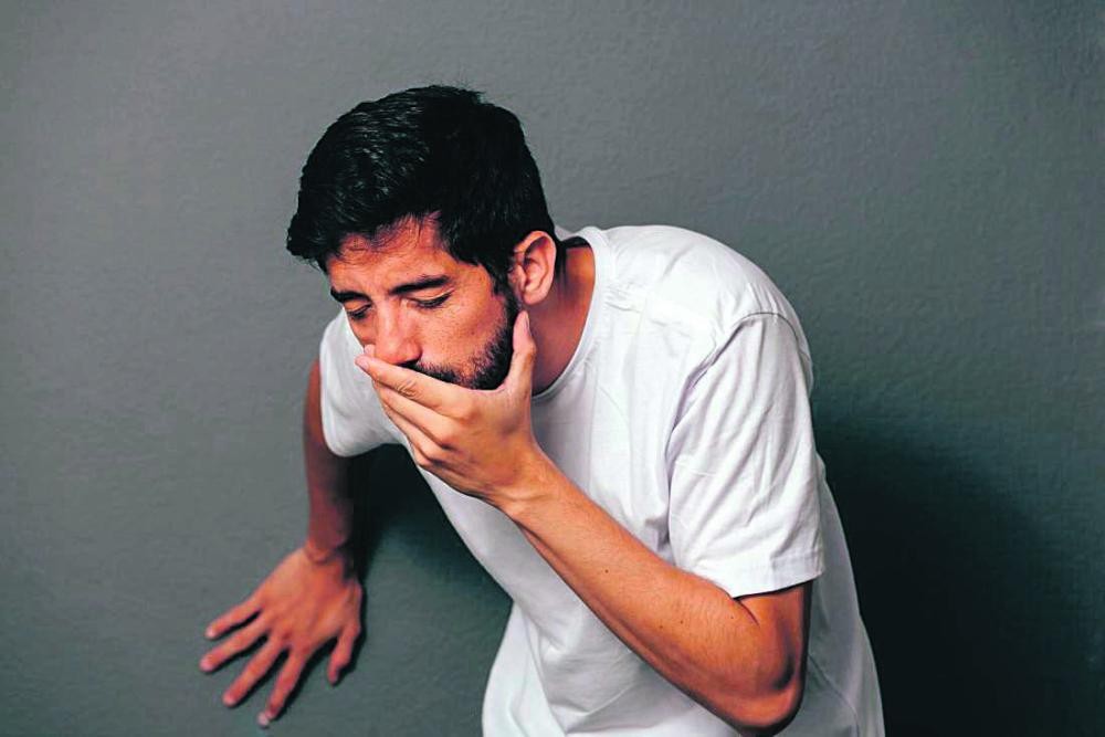 القيء حالة مرضية أسبابها عضوية وأخرى نفسية