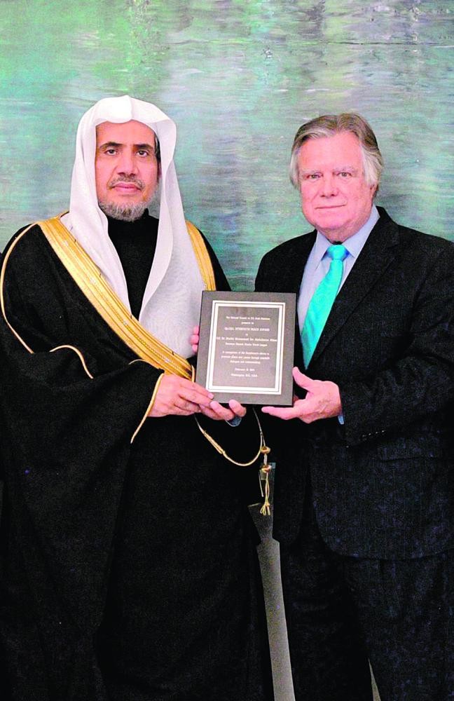 العيسى ينال جائزة «السلام العالمي للأديان»