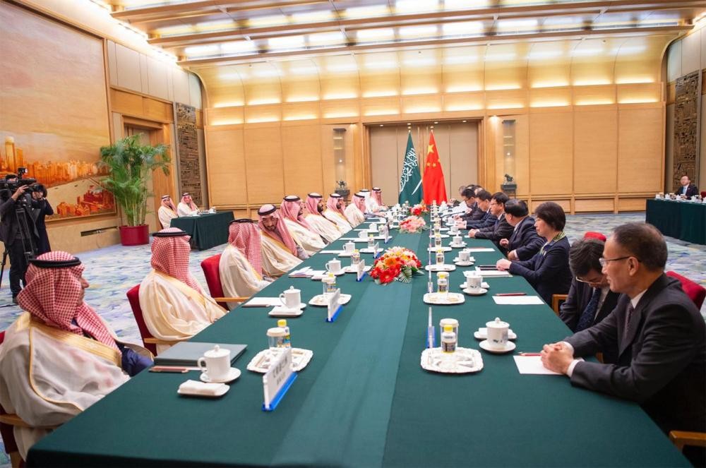 ولي العهد يجتمع مع نائب رئيس مجلس الدولة بجمهورية الصين