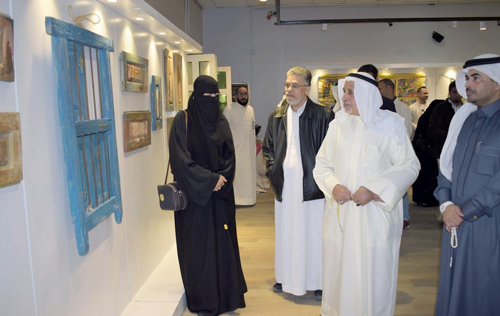 «ذاكرة إنسان» معرض تشكيلي يحيي عبق الماضي بفنون الدمام