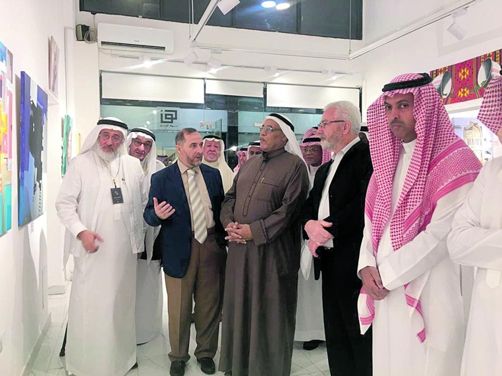 35 تشكيليا وتشكيلية يشاركون بـ «بصمات فن»