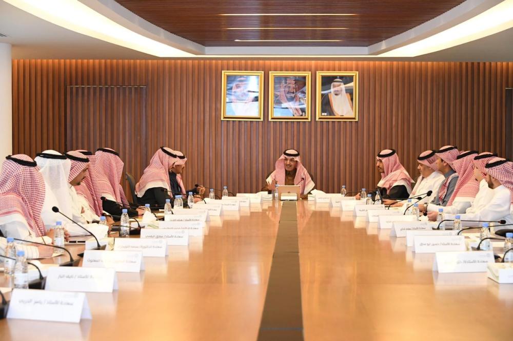 وزير المالية يناقش مع «غرفة الرياض» البيئة الاستثمارية