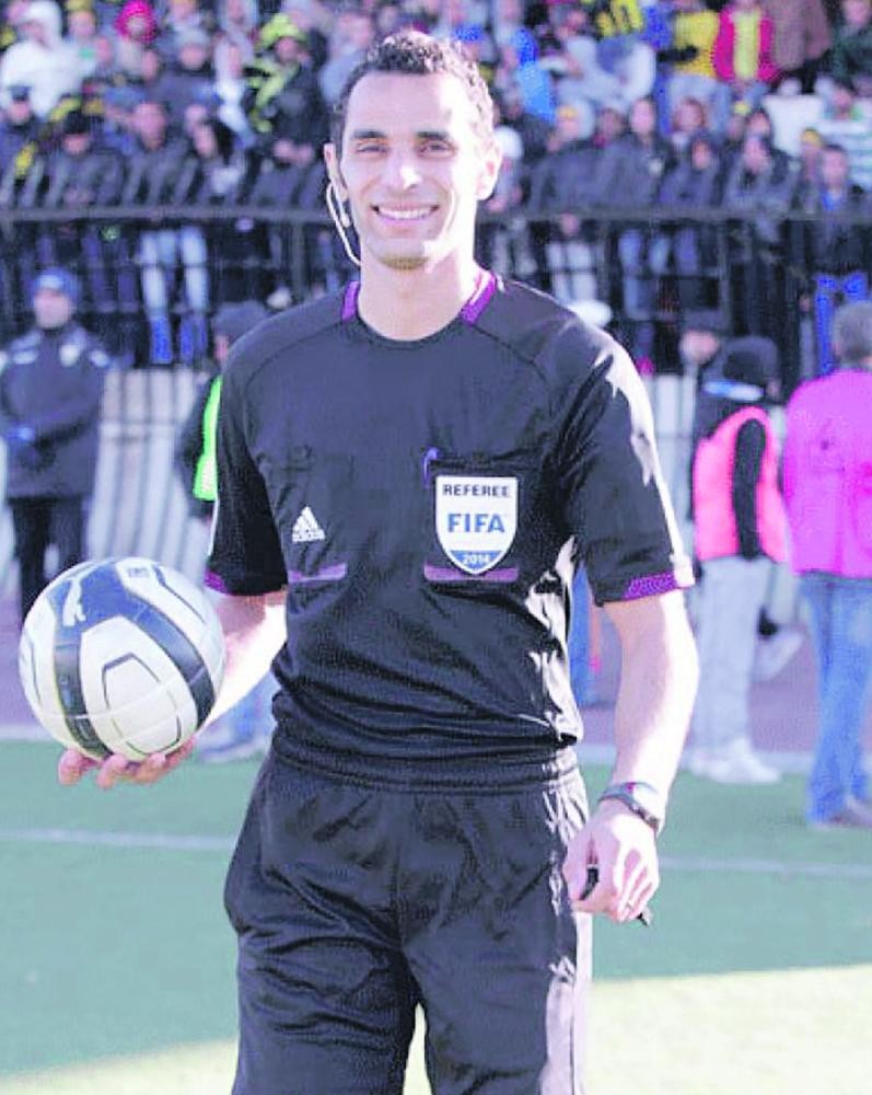 غربال يدير مباراة برج العرب