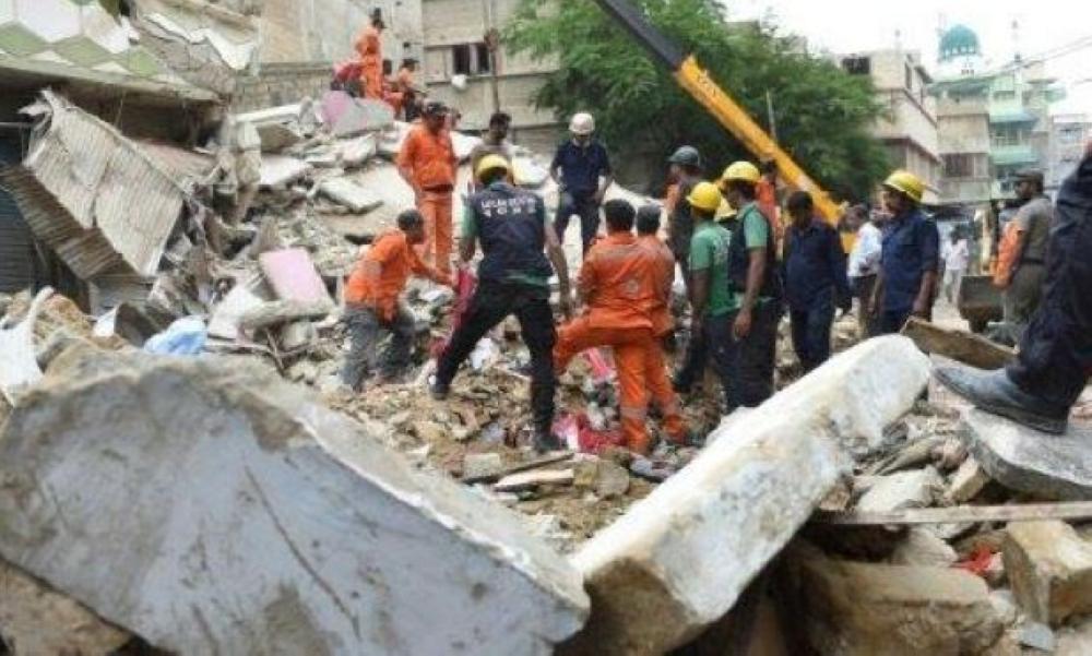 انهيار مبنى سكني بكراتشي الباكستانية