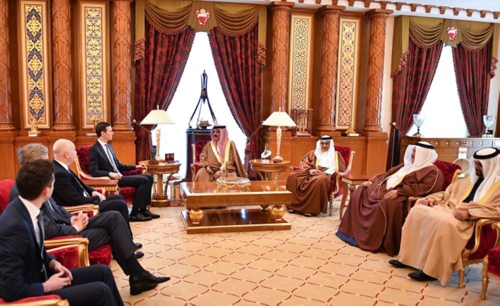 ملك البحرين يستقبل كبير مستشاري ترامب 